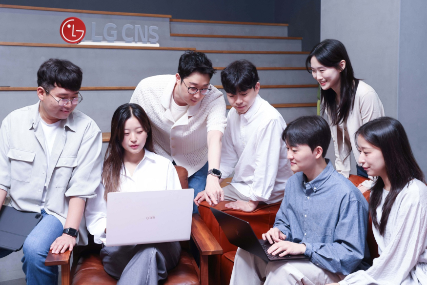 LG CNS AI센터 전문가들이 아이디어를 공유하는 모습.jpg